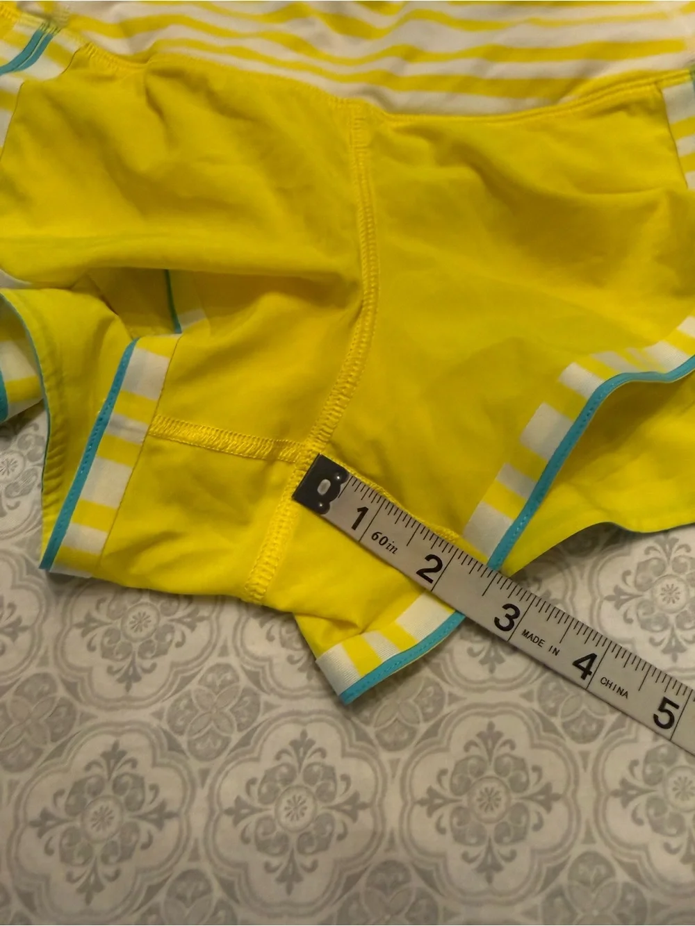 Lululemon Run: Racer ShortSizzle / Twin Stripe Sizzle / White Size 2